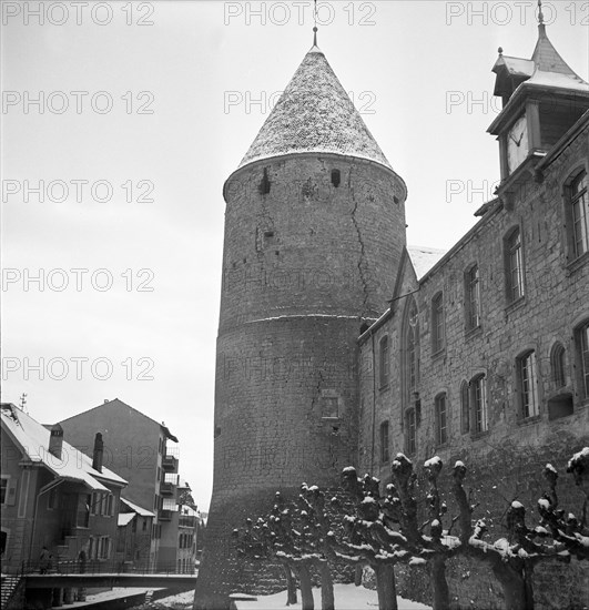 The corner tower of Yverdon Castle, cracks in the wall, 1952