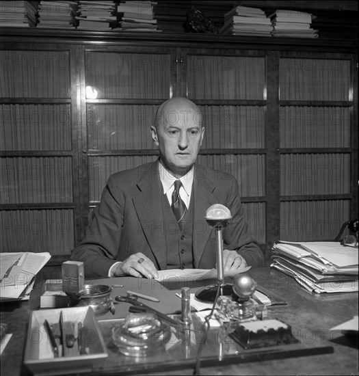 Federal Councillor Philipp Etter working, ca. 1955