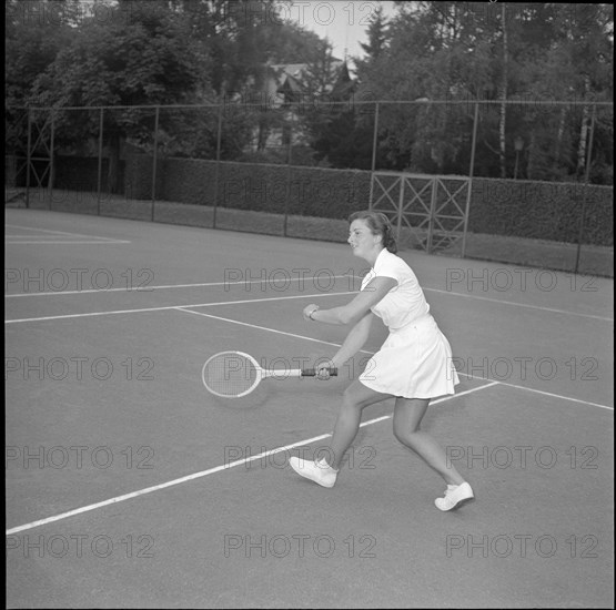 Jeannette Altwegg playing tennis, ca. 1955