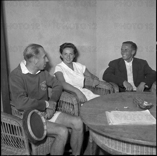 Neuweiler, Jeannette Altwegg und Huonder at tennis club, ca. 1955