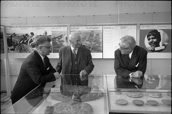 Federal Councillor Philipp Etter visiting exhibition bread and hunger, Lucerne 1965