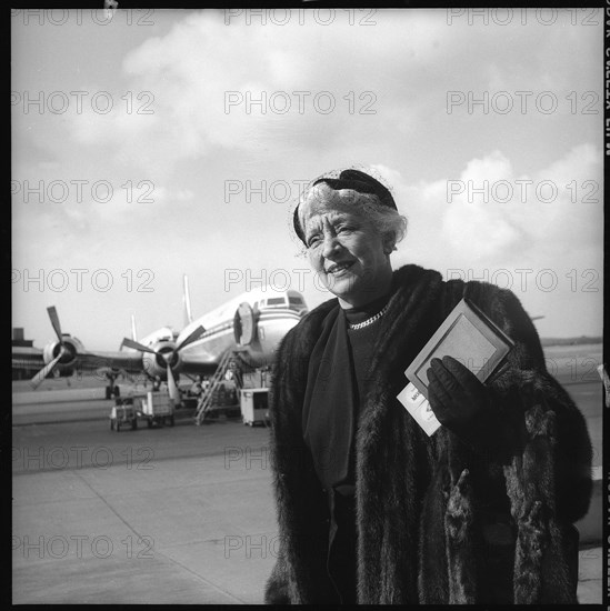 Francoise Rosay, arrival at Zurich-Kloten airport 1955