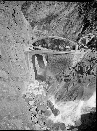 New bridge in the Schöllenen ravine under construction, 1955