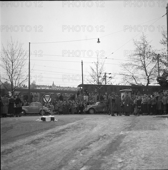 Romanian embassy Berne occupied by four armed Romanians, onlookers, 1955