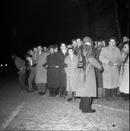 Romanian embassy Berne occupied by four armed Romanians, onlookers, 1955