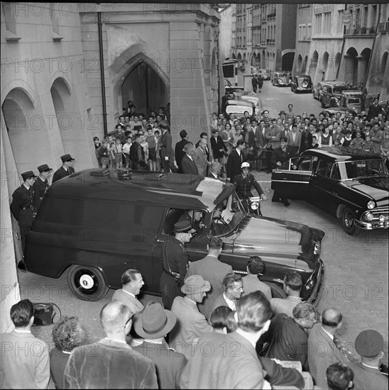 Romanian embassy occupation (1955), trial, onlookers waiting for the arrival of the accused 1956