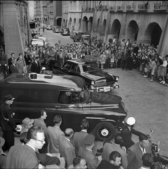 Romanian embassy occupation (1955), trial, onlookers waiting for the arrival of the accused 1956