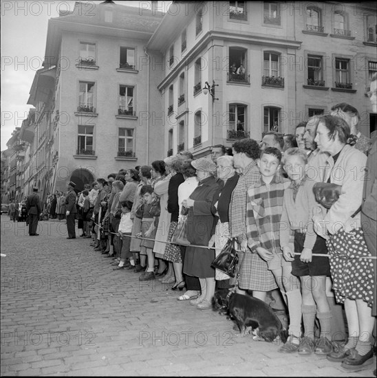 Romanian embassy occupation (1955), trial, onlookers waiting for the arrival of the accused 1956