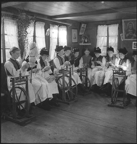 Women from Valais, spinning, around 1950