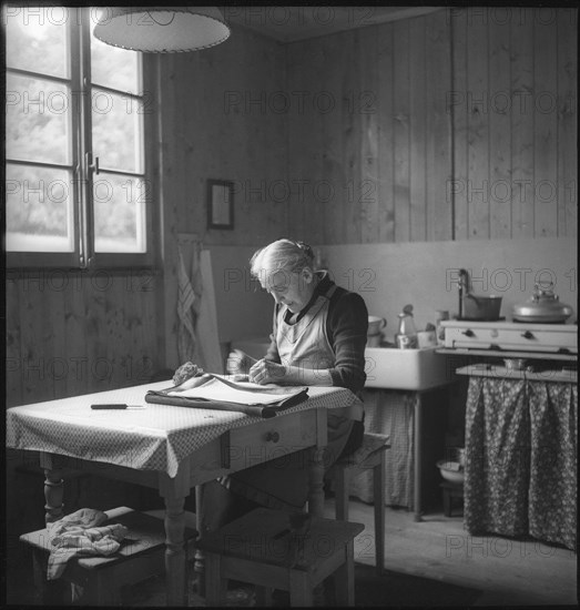 Barrack camp 1944: Woman sitting on the table