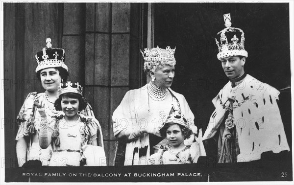 Queen Elizabeth, princess Elizabeth, queen mother Mary, princess Margaret, king George VI on the balcony of Buckingham Palace