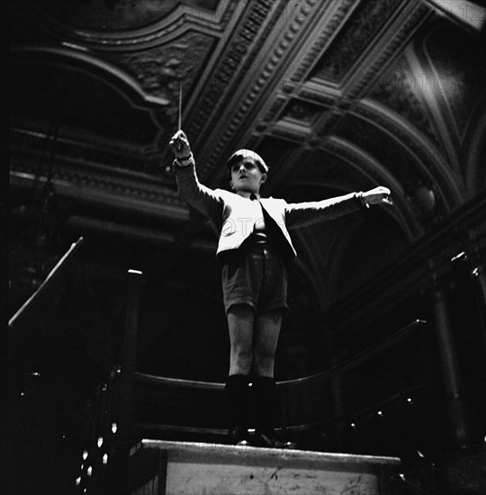 Pierino Gamba conducting in the Tonhalle, Zurich 1947