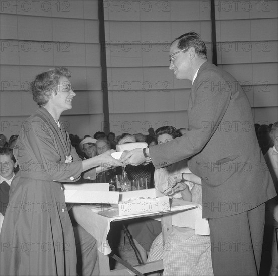 Topping-out ceremony of the SAFFA fair 1958: A. Hubacher-Constam, S. Widmer.