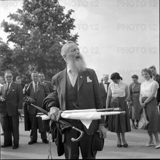 Pacifist Max Daetwyler with actors of the Bibi Balu Musicals, Lake Zurich Promenade 1965.