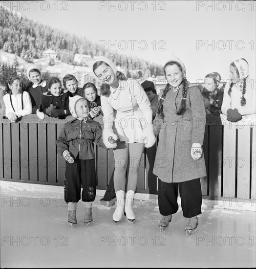 European championship of figure skating in Davos 1947: Barbara Ann Scott with local kids.