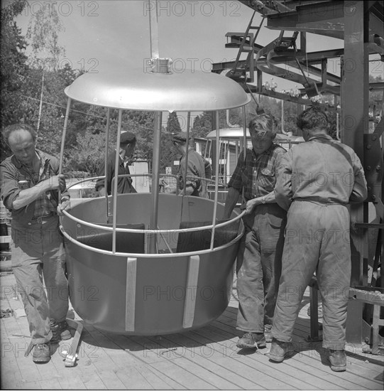 Assembling the gondolas for the SAFFA fair, 1958.