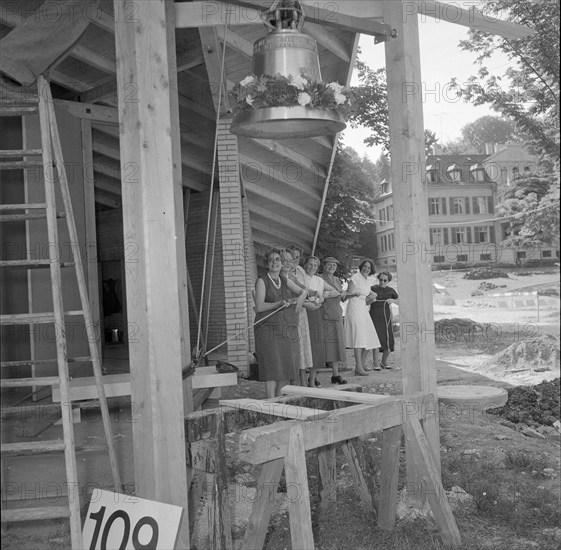 Lifting the bell into the church of the SAFFA fair 1958.