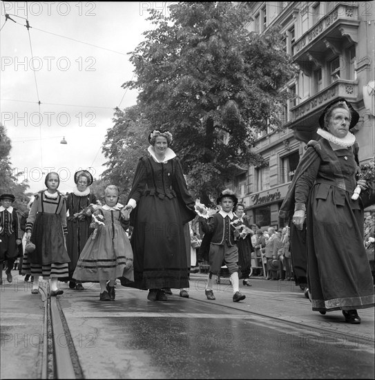 SAFFA fair 1958: procession on canton Geneva's day.