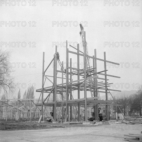 SAFFA 1958: constructing the ""Wohnturm"" (Residential Tower).