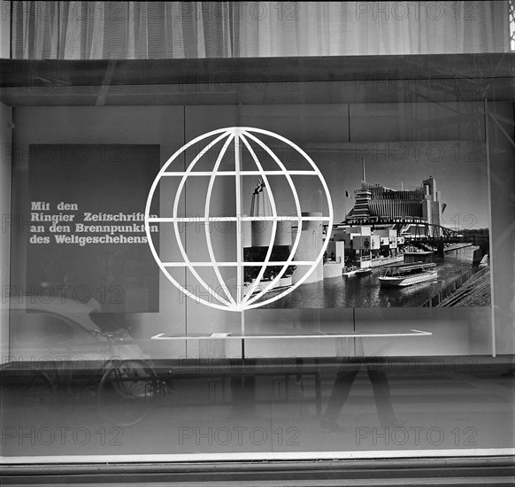 Shop window Ringier publisher: with Ringier magazines ..., 1967.