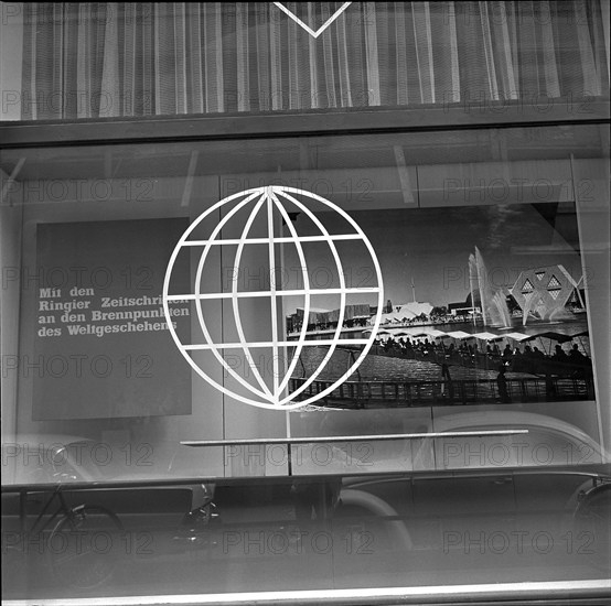 Shop window Ringier publisher: with Ringier magazines ..., 1967.