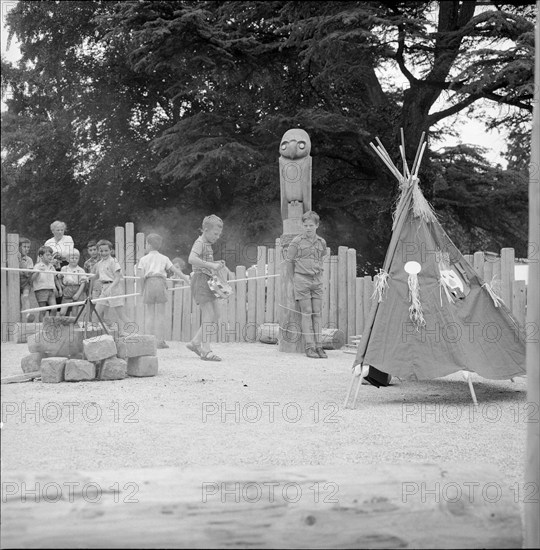 SAFFA 1958: children playing Indians.