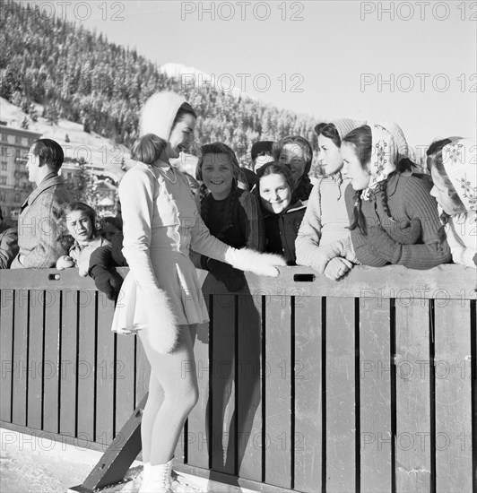 European championship of figure skating in Davos 1947: Barbara Ann Scott with local girls.