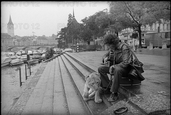 Alexis Korner with his lion in Zurich 1972.