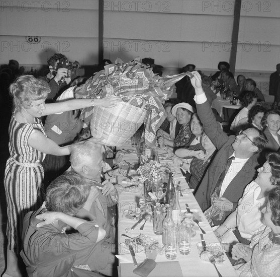 Topping-out ceremony of the SAFFA fair 1958: S. Widmer receives a SAFFA handkerchief.