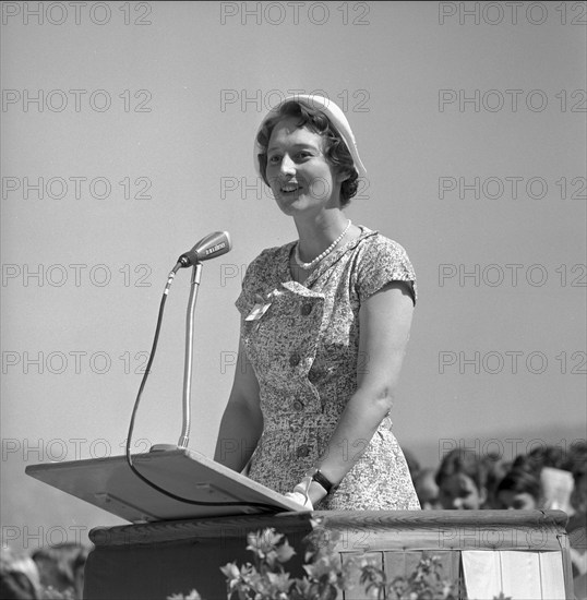 Mrs Bodmer speaking on canton Zurich's day of the SAFFA fair 1958.