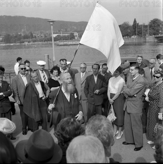 Pacifist Max Daetwyler with actors of the Bibi Balu Musicals, Lake Zurich Promenade 1965.