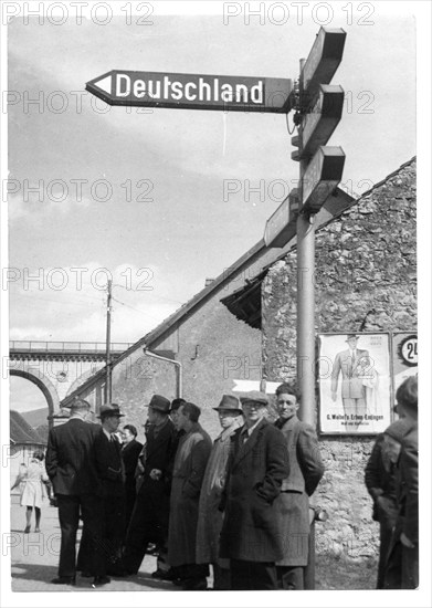 German emigrants in Switzerland, at the border Koblenz-Waldshut 1945.