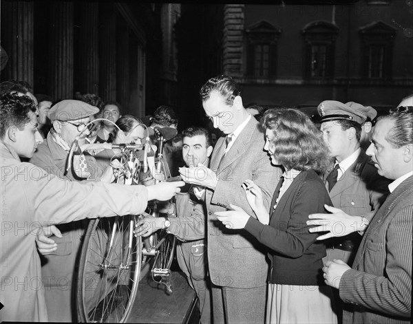 Rome-Naples-Rome 1954: Hugo Koblet signing autographs.