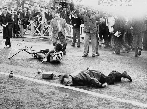 Italian Cycle Championship 1959: Conterno hits sports photographer Genovesi.