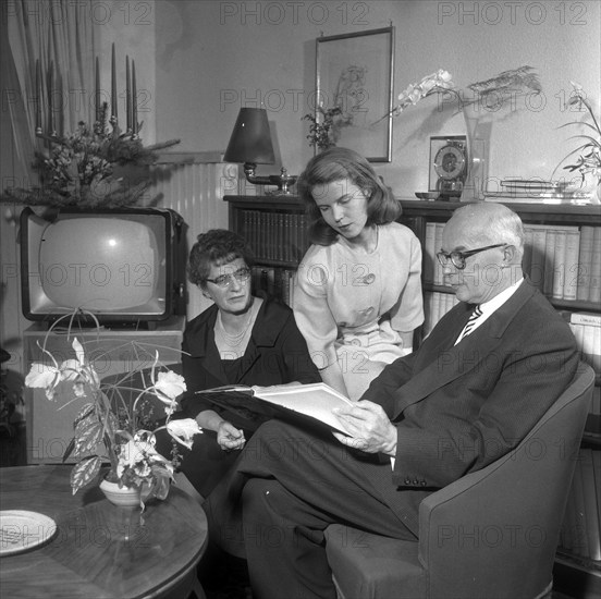 Federal Councillor Willy Spuhler with his family, 1959.