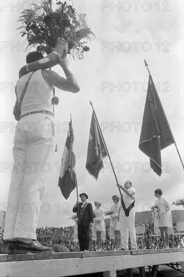 Swiss wrestling festival Biel 1969: flag transfer.