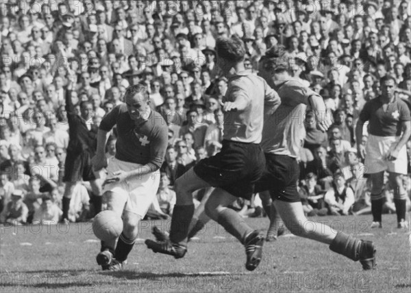 International match Switzerland - Holland, Zurich, 1954: Unknown Swiss player, Odenthal, Biesbrouck.