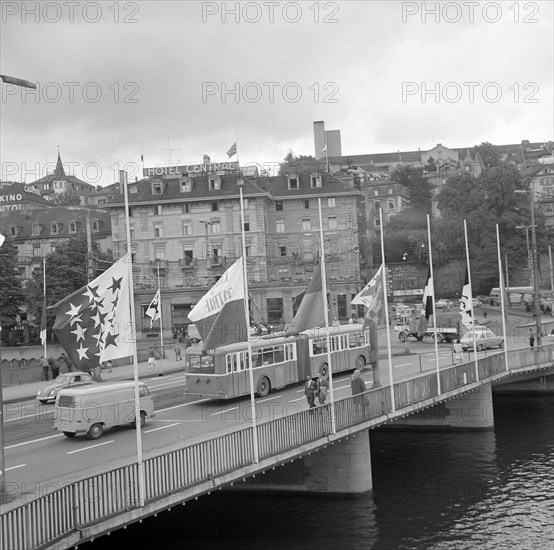 Caravelle crash Durrenasch 1963: flags at half-mast.