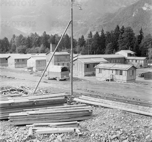 Muhlehorn GL, Road on the left shores of the Walensee under construction, barracks, 1957.