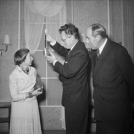 Rudolf Bernhard (r.), Cilly Wang and Punx der Unfassliche (magician), Zurich 1953.