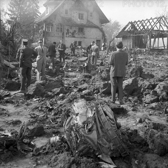 Caravelle crash Durrenasch 1963: policemen and records department at the scene of the accident.