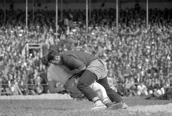 Swiss wrestling festival Biel 1969: fight with Ruedi Hunsperger (r).