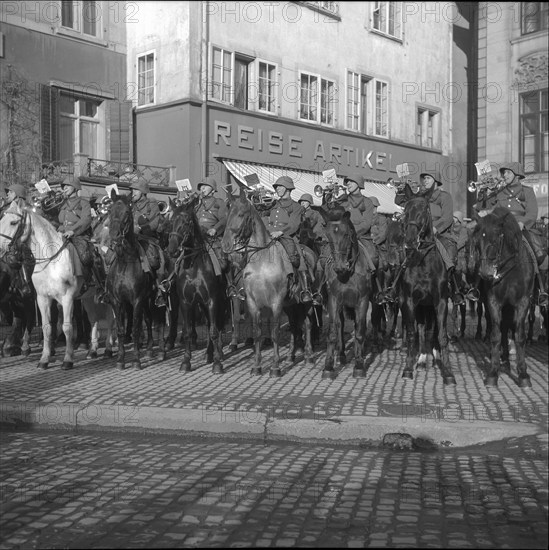 Military review in Zurich 1940; mounted artillery band.