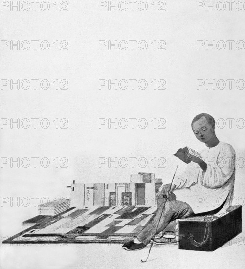 This illustration dates to 1900 and shows a bookseller in China. At the time, the Qing dynasty was in power. The bookseller is shown reading a book while sitting on the box in which he stores his merchandise—which in the illustration is spread out for buyers to view.