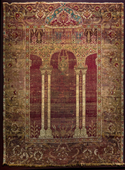 Egyptian manufacture "Ottoman Cairo column prayer" 16th century, 165 x 125 cm carpet with wool pile.