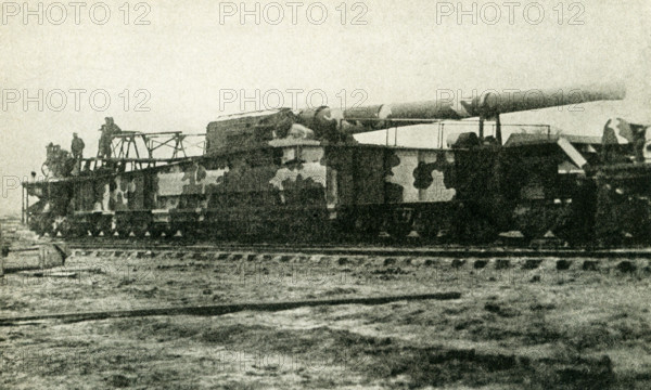 This photo, dating to before 1922, relates to World War I. The caption reads: This American gun has no direct recoil system, the recoil of the gun being absorbed by the whole carriage sliding back upon the beam under frame. The maximum rearward movement is approximately 48 inches. The total weight of this mount is about 600,000 pounds.