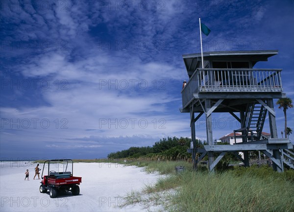 USA, Florida , Sarasota, Lido Beach. Lifeguard Hut with Green Flag overlooking sandy beach with a buggy
