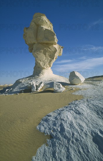 EGYPT, Western Desert, The White Desert, Chalk inselberg at the north end of Farafra Oasis