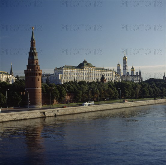 RUSSIA, Moscow, Kremlin and red tower seen from across the river