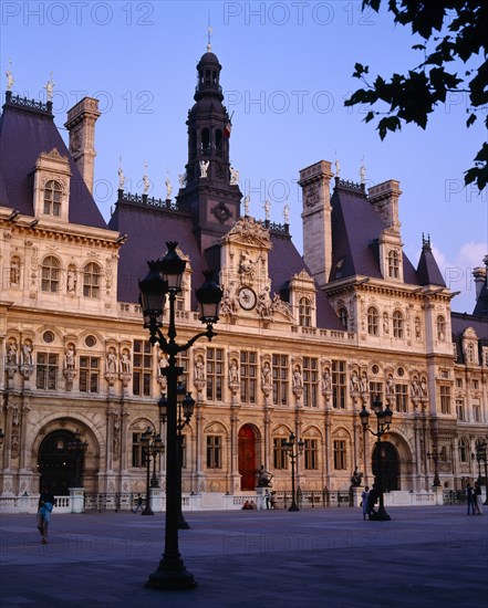 FRANCE, Ile de France, Paris, Hotel de Ville in evening.  Exterior facade and courtyard with streetlamp in foreground.